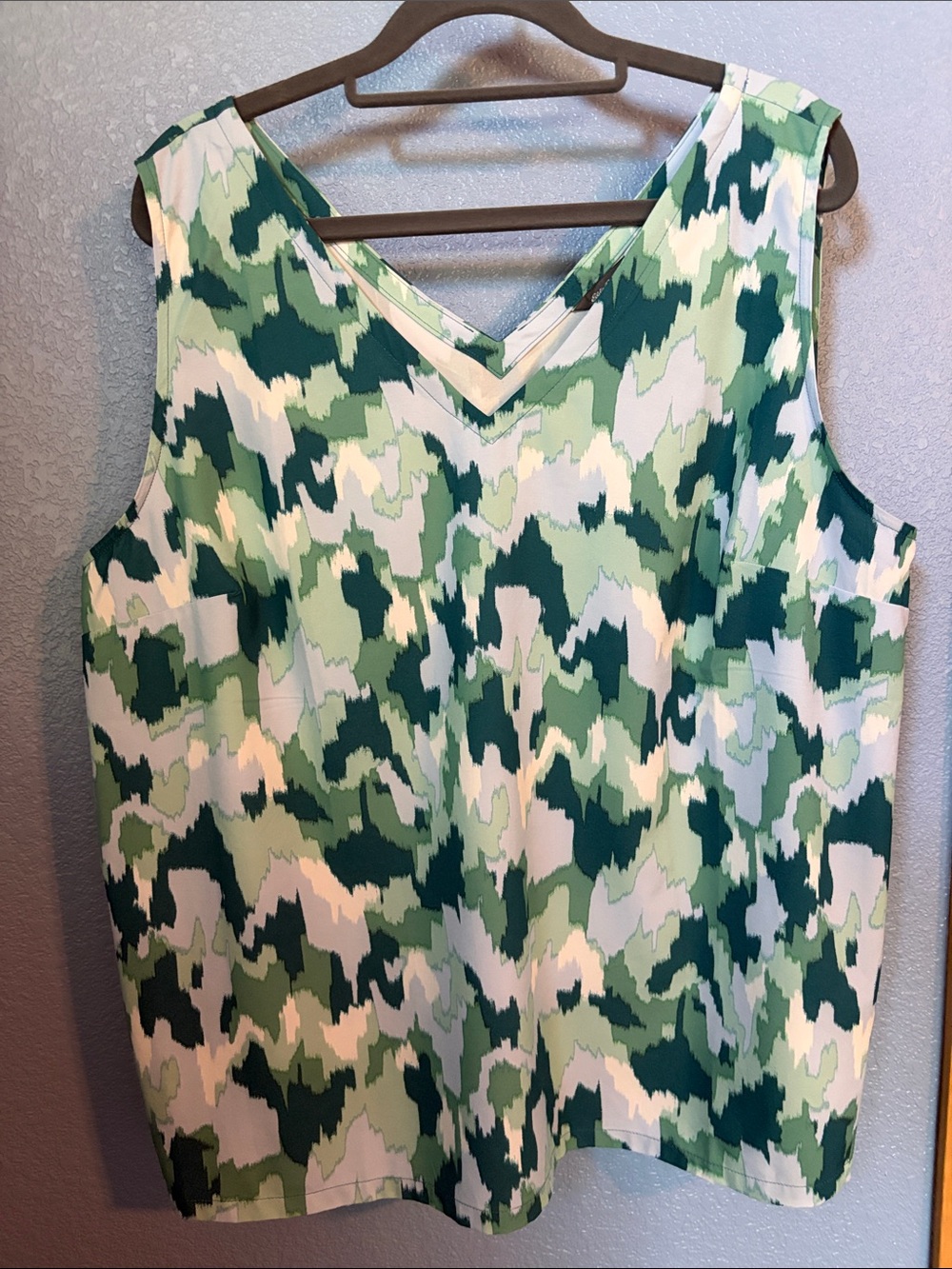 Eddie Bauer Sleeveless V-Neck Tank in Green Multi-Print